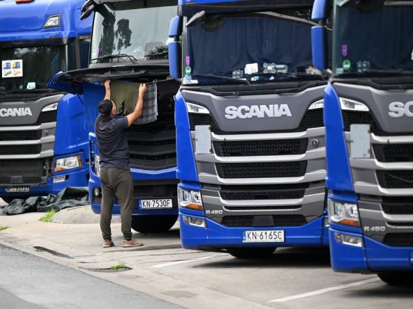 kamiondžija suši veš na kamionu na parkingu u Frankfurtu