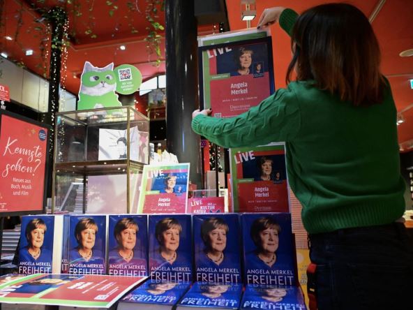 Radnica knjižare u Berlinu slaže autobiografiju bivše nemačke kancelarke Angele Merkel