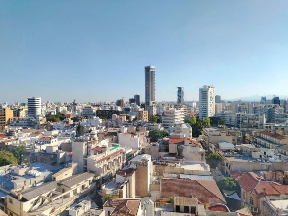 Pogled na grčki deo Nikozije sa kule Šakola