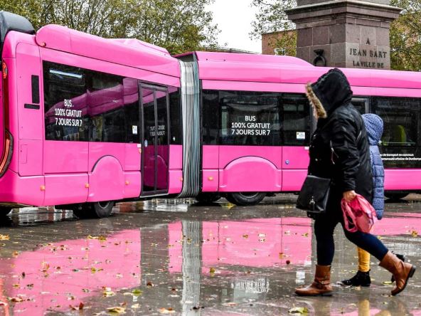 Ružičasti autobus u francuskom Dankirku