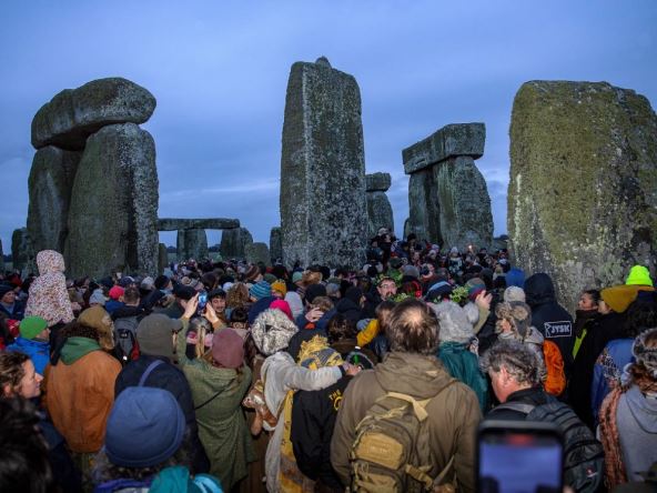 Posetioci okupljeni u Stounhendžu tokom obeležavanja zimskog solsticija