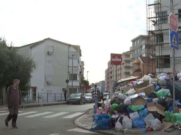 Čovek prolazi pored gomile smeća u Budvi usled protesta radnika Čistoće