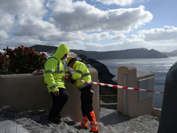 Opštinski radnici postavljaju trake za upozorenje na Santoriniju nakon serije zemljotresa