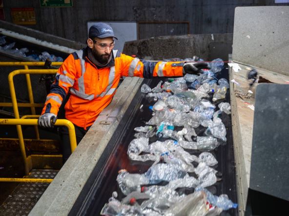 Radnik u pogonu za reciklažu plastičnih flaša u Francuskoj