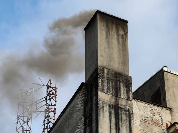 Dimnjak iz koga izlazi dim koji ukazuje na zagađenje vazduha