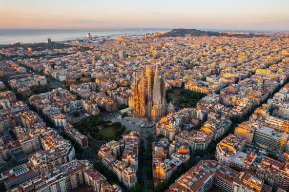 Pogled na Barselonu i crkvu Sagrada Familia iz vazduha