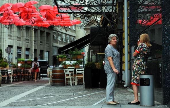 Dve žene puše ispred restorana u Beogradu