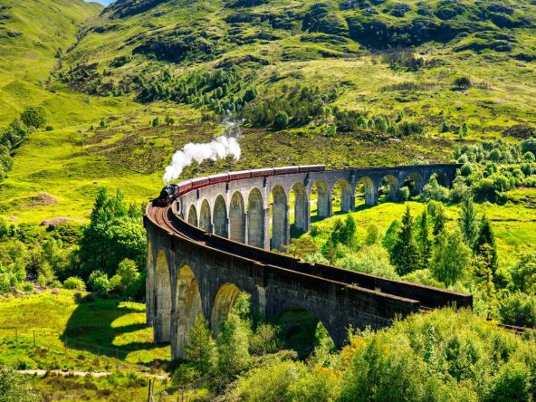 Železnički vijadukt Glenfinnan u Škotskoj.