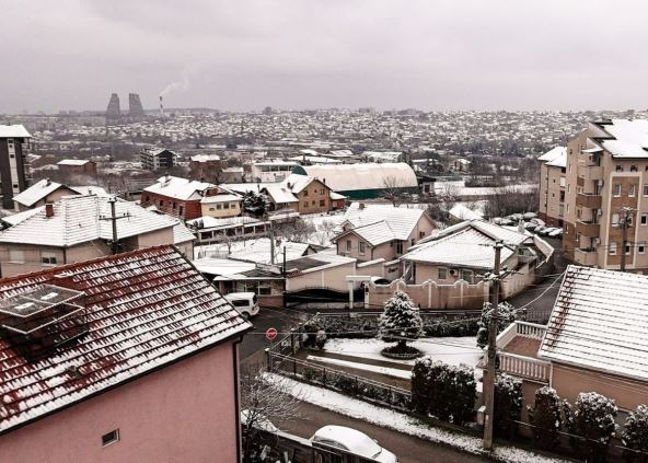 Krovovi zgrada u Beogradu prekriveni snegom