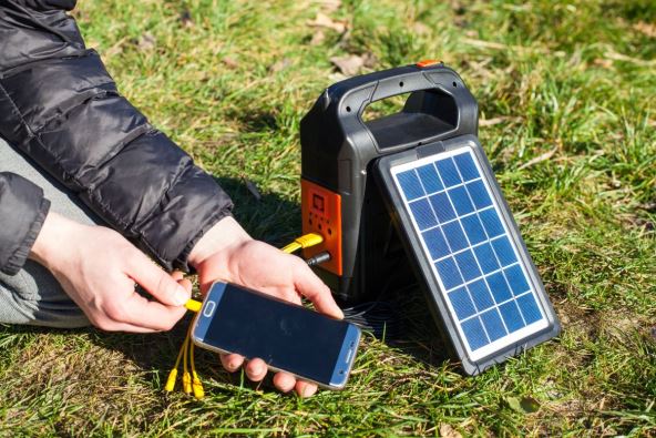 Muškarac puni mobilni telefon preko solarnog punjača