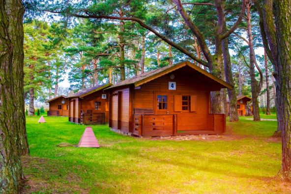 Koliba u kampu u šumi u Estoniji