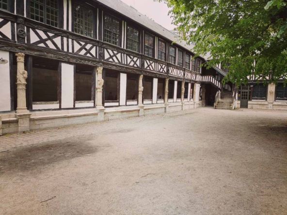 Pogled na dvorište kosturnice San Maklu u Ruanu gde su sahranjivani preminuli od kuge u Srednjem veku