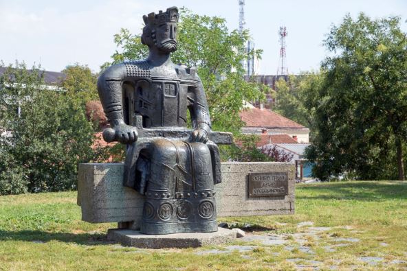 spomenik knezu Lazaru u Kruševcu u arheološkom parku Lazarev grad