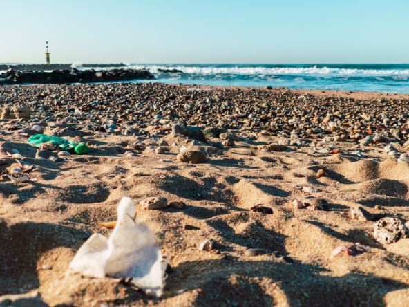 vlažne maramice i drugi plastični otpad uslikan na mediteranskoj plaži