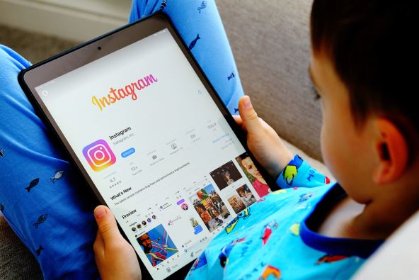 Dete gleda Instagram
