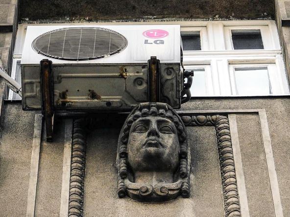 klima uređaj postavljen na fasadu zgrade u beogradu