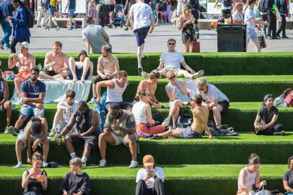 Ljudi se odmaraju tokom toplotnog talasa u Londonu