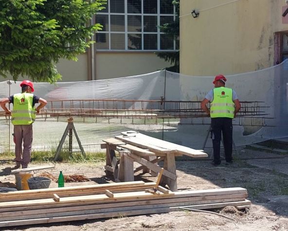 Radnici rade na opremanju letnje učionice u Babušnici