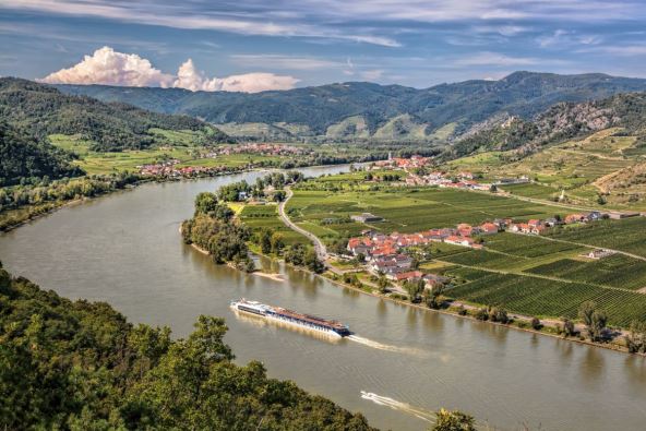 Pogled na Dunav koji protiče kroz dolinu Vahau u Austriji