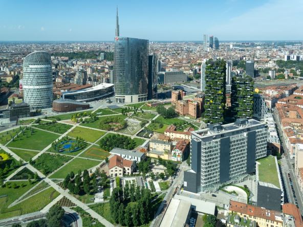 Pogled na Milano i dve zgrade, vertikalne šume, obrasle biljkama