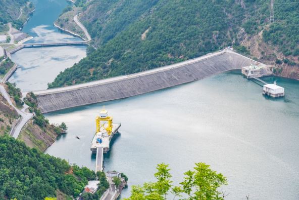Pogled iz vazduha na hidroelektranu Fierza u Albaniji