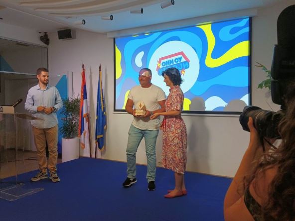 Otpravnica poslova DEU u Srbiji Plamena Halačeva dodeljuje nagradu