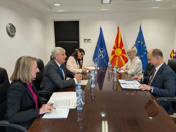 Generalni direktor ICMPD-a Mihael Špindeleger, specijalna predstavnica ICMPD-a za Zapadni Balkan Melita Gruevska Grejam i šefica kancelarije ICMPD-a u Skoplju Elena Petreska sa ministrom za evropska pitanja Orhanom Murtezanijem