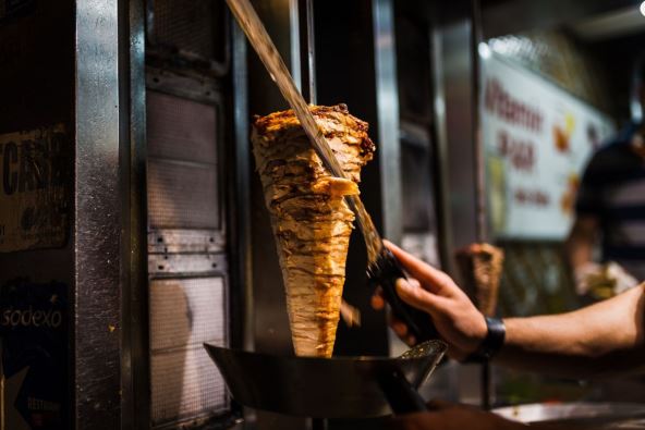 Muškarac seče kebab