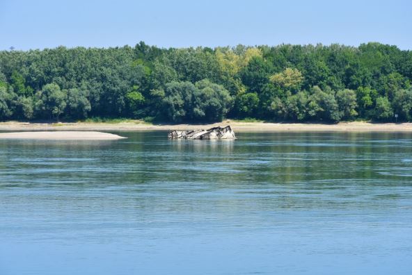 Olupina nemačkog vojnog broda izviruje iz Dunava kod Prahova