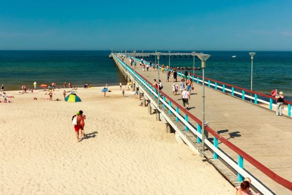 Kupači šetaju plažom i dokom u Palangi u Litvaniji