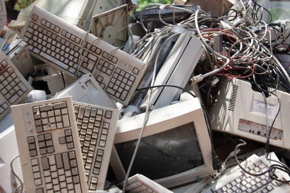 stari kompjuteri i tastature na otpadu
