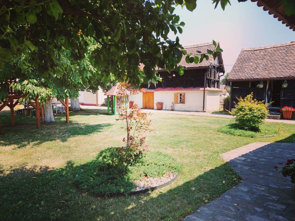 avlija-bogatić-dvorište.jpg