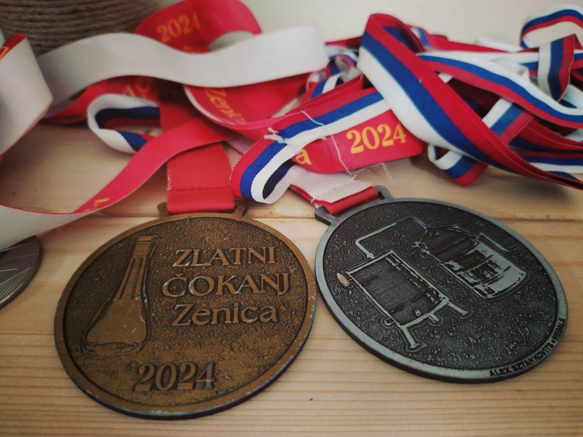 avlija-medalje-rakija.jpg