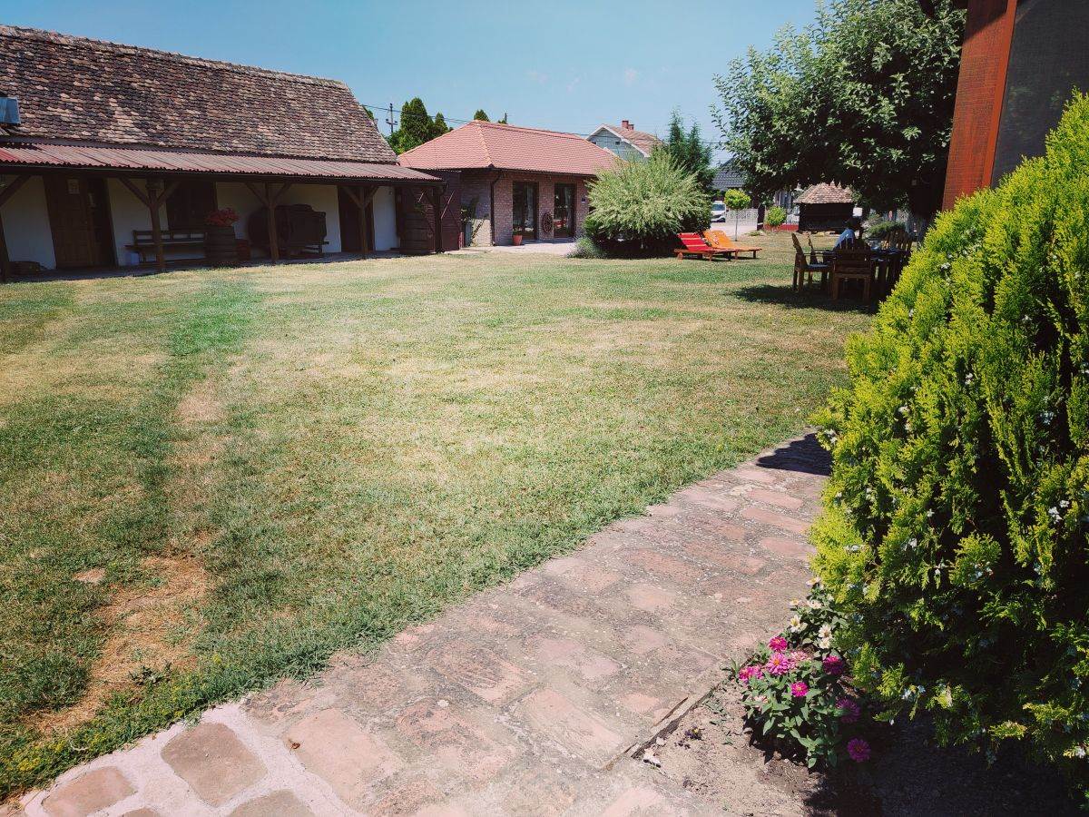 dvorište-avlija.jpg